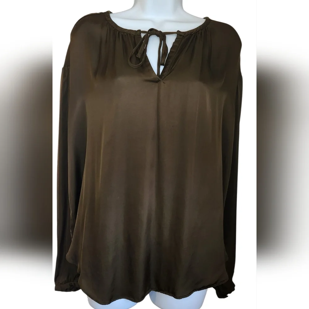 Chelsea & Theodore Olive Green Silky Boho Top. Size M